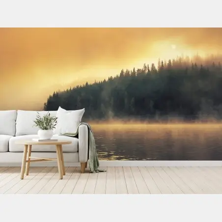 Fototapete nebeliger goldener sonnenaufgang über waldsee – Pixers®