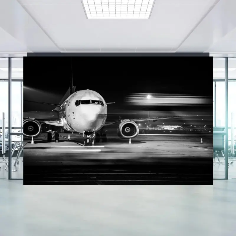 Fototapete monochromes jet auf dem rollfeld bei nacht