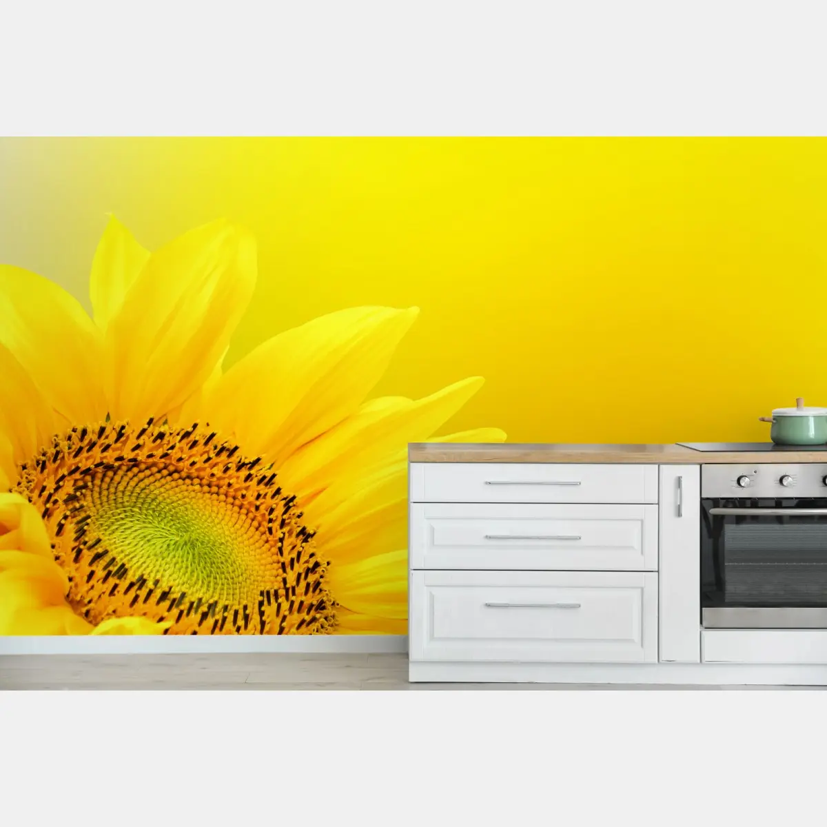 Fototapete leuchtende sonnenblume nahaufnahme auf gelbem hintergrund – Pixers®