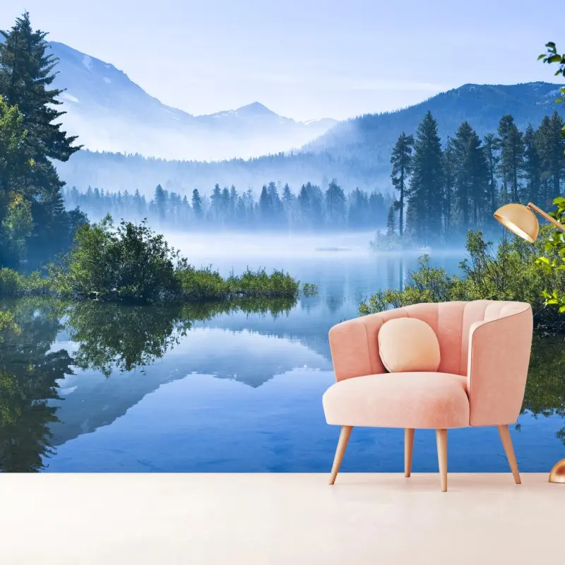 Fototapete nebliger bergsee mit spiegelnder oberfläche