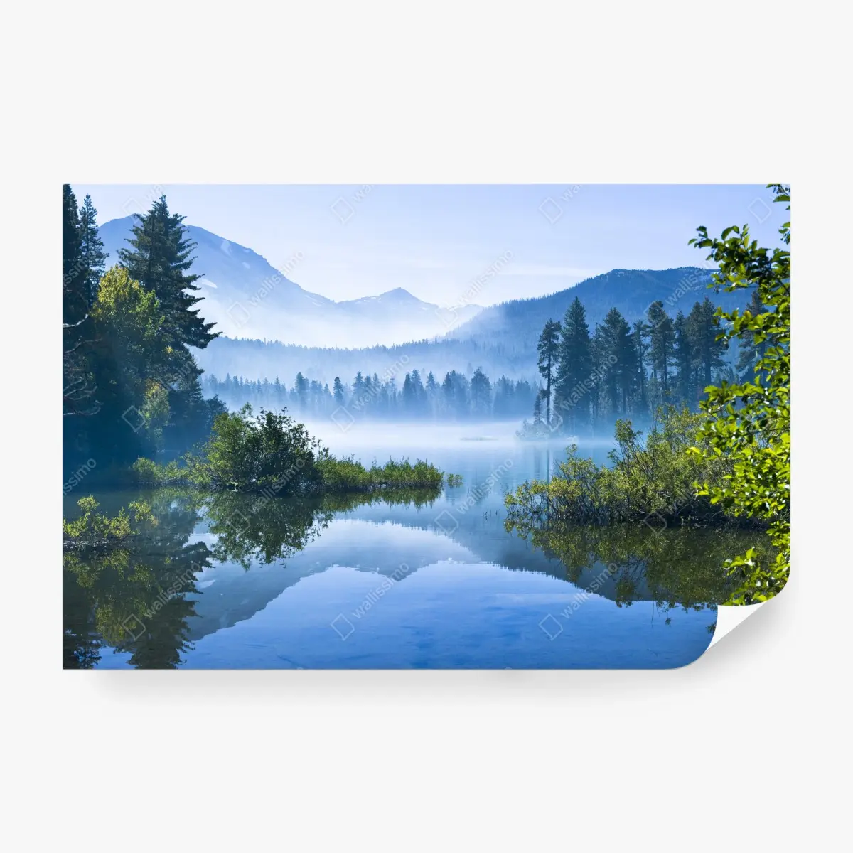 Fototapete nebliger bergsee mit spiegelnder oberfläche – Pixers®