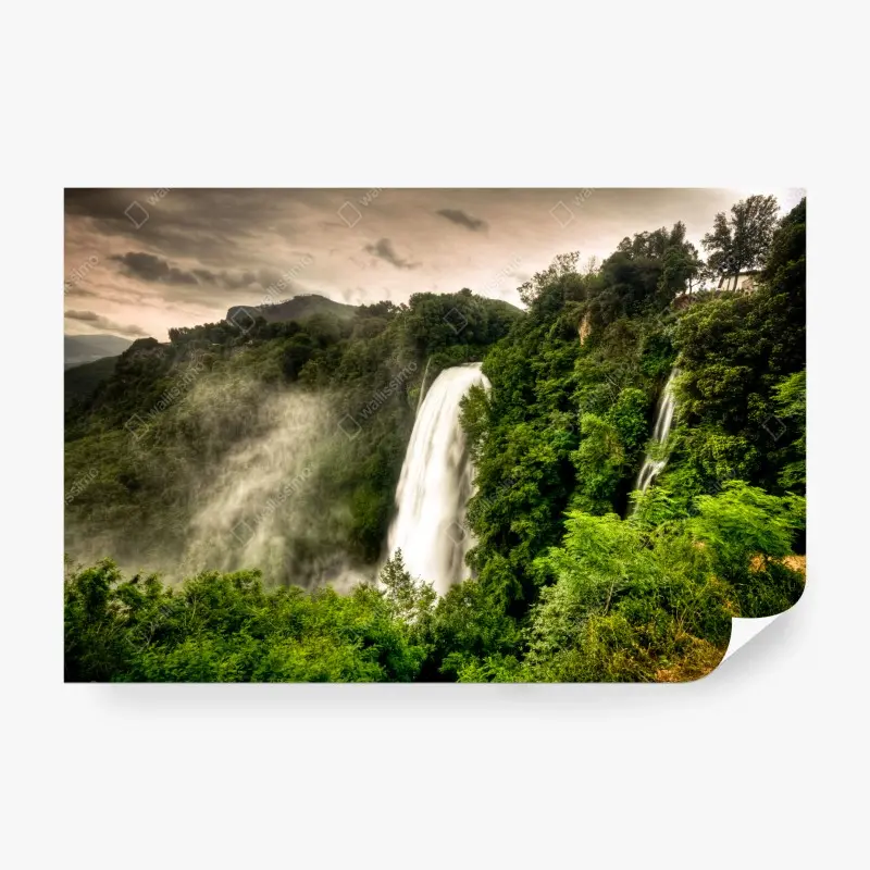 Fototapete Marmore wasserfall in Umbrien: neblige grüne landschaft