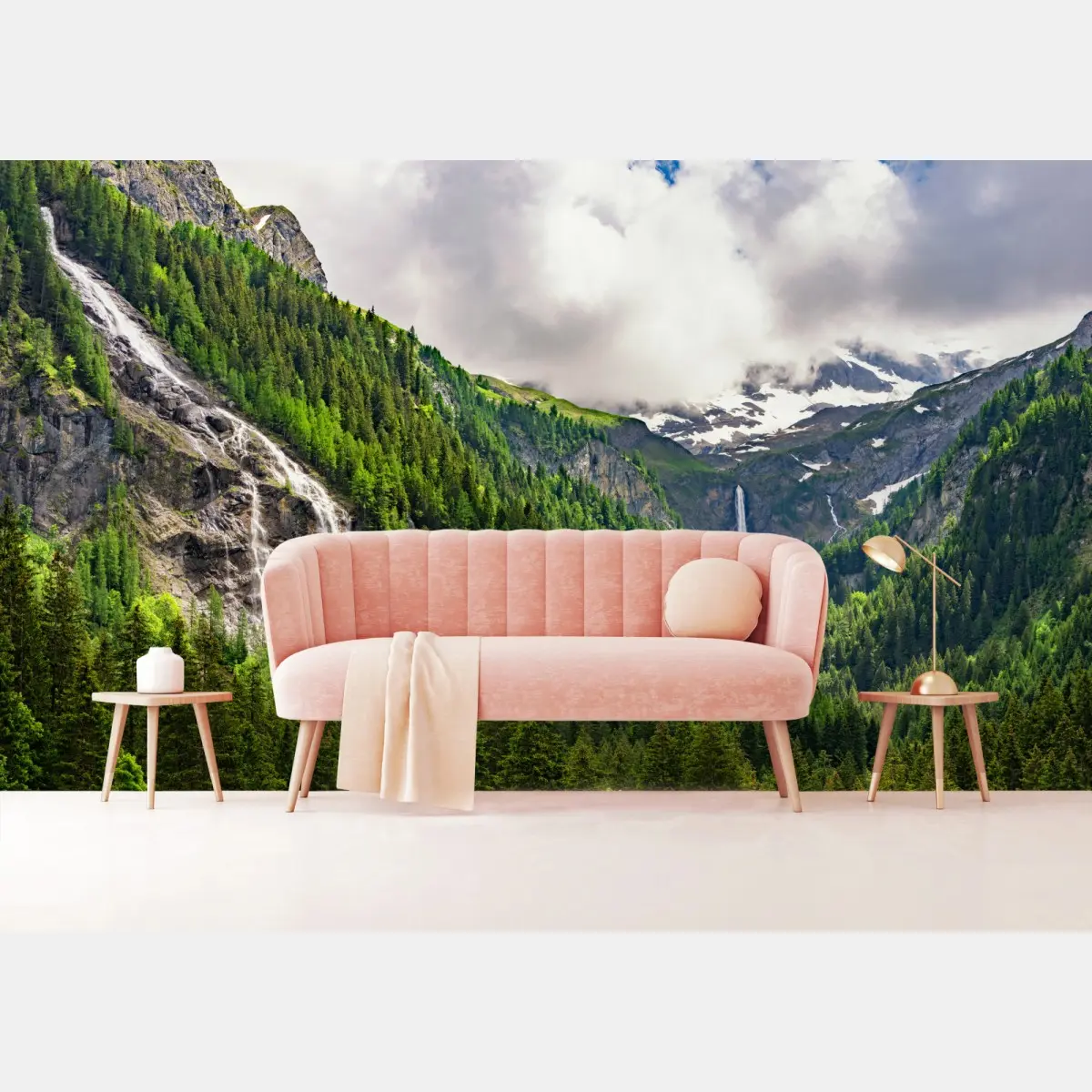 Fototapete nebelverhangener alpenwasserfall über grüner waldschlucht – Pixers®