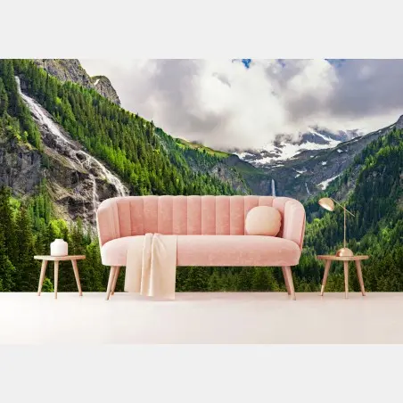 Fototapete nebelverhangener alpenwasserfall über grüner waldschlucht – Pixers®