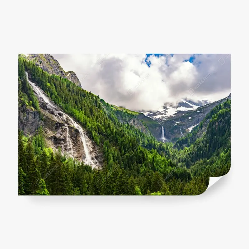 Fototapete nebelverhangener alpenwasserfall über grüner waldschlucht