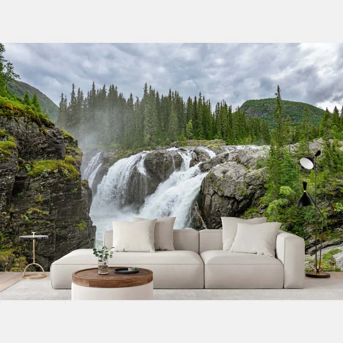 Fototapete nebliger wasserfall im dichten kiefernwald – Pixers®