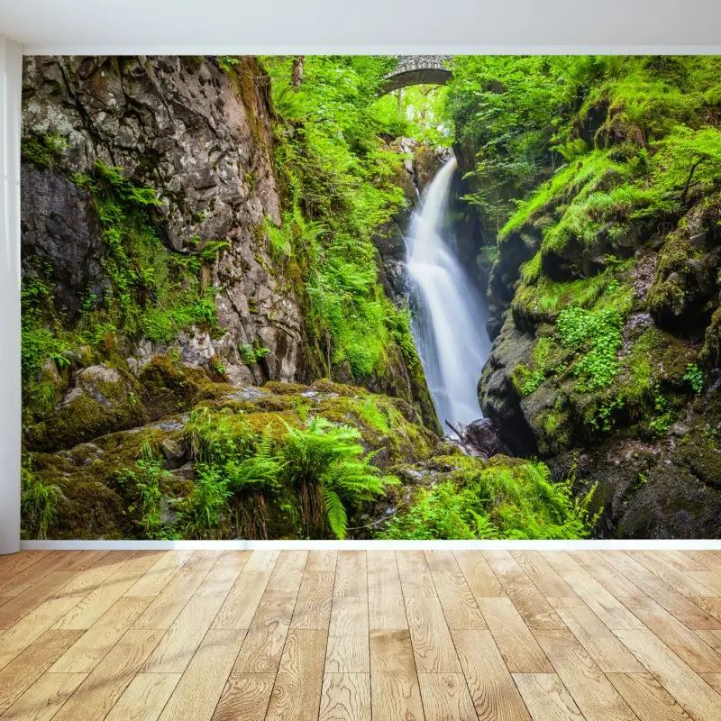 Fototapete wasserfall in moosiger schlucht mit steinbrücke
