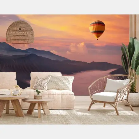 Fototapete heißluftballon über nebligen bergen bei sonnenaufgang – Pixers®