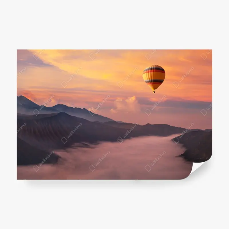 Fototapete heißluftballon über nebligen bergen bei sonnenaufgang