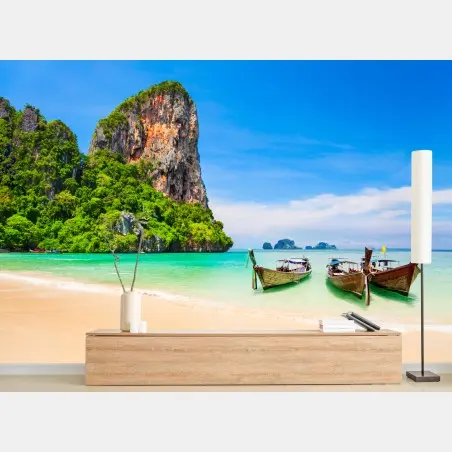 Fototapete tropischer strand mit traditionellen booten in Thailand – Pixers®