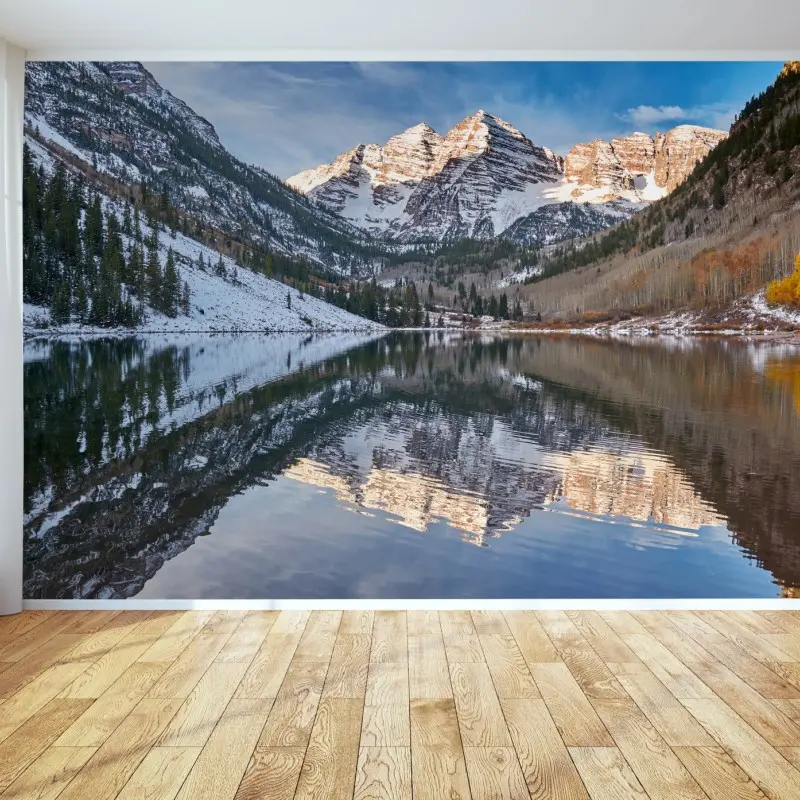 Fototapete ruhiger alpensee, der schneebedeckte gipfel und bunte herbstbäume spiegelt