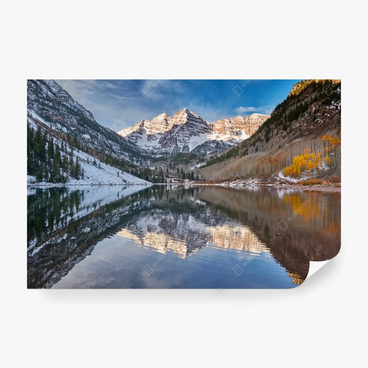 Fototapete ruhiger alpensee, der schneebedeckte gipfel und bunte herbstbäume spiegelt – Pixers®