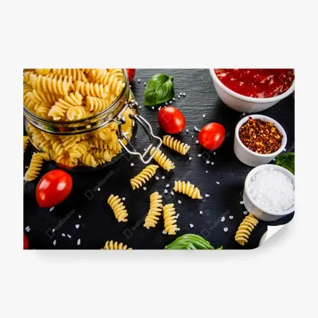 Fototapete pasta zutaten arrangiert mit tomaten und basilikum – Pixers®