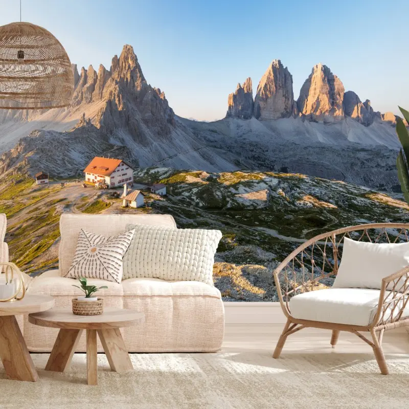Fototapete sonnenbeschienene berghütte und alpine gipfel