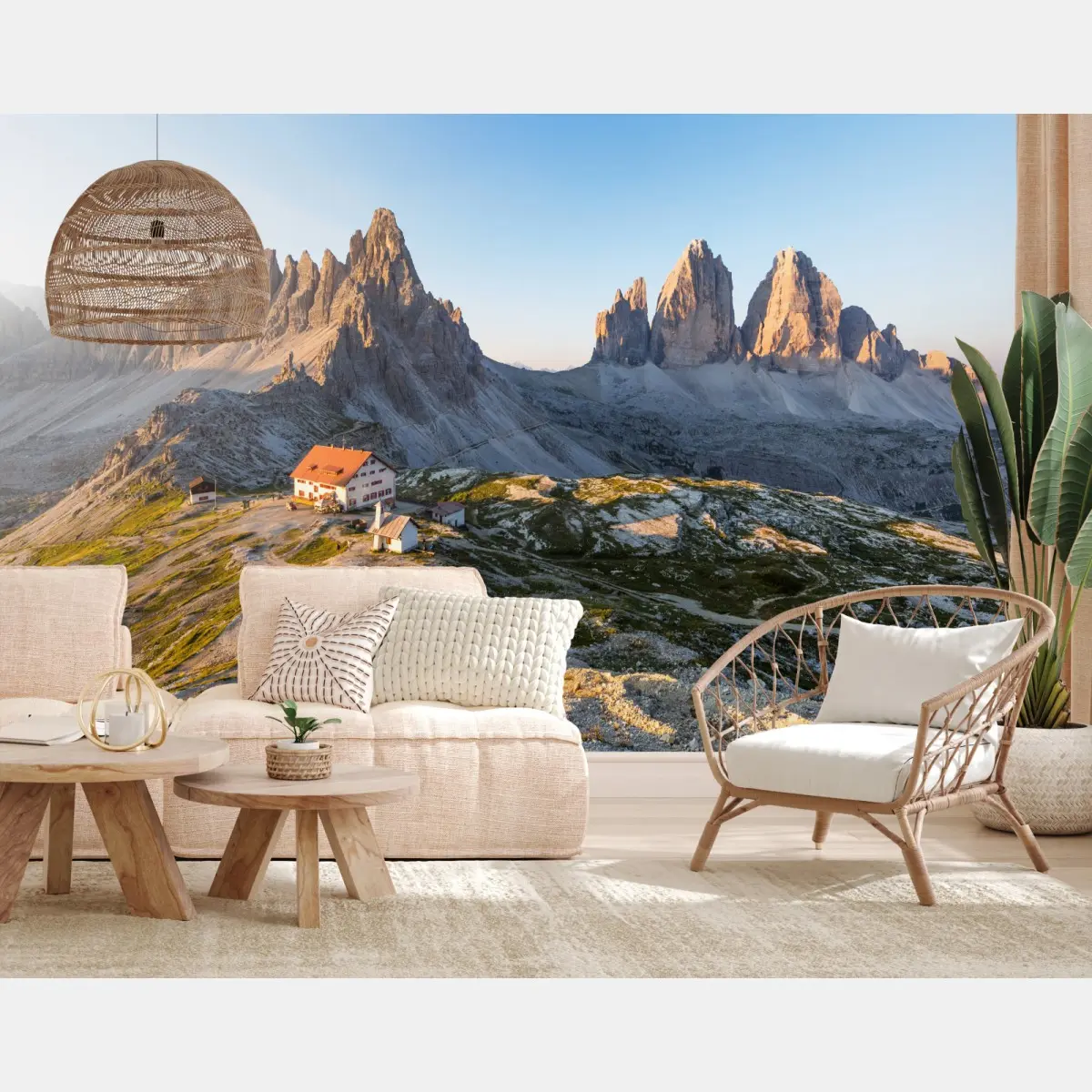 Fototapete sonnenbeschienene berghütte und alpine gipfel – Pixers®