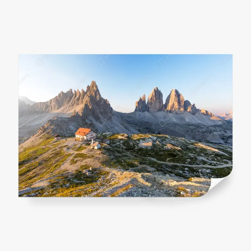 Fototapete sonnenbeschienene berghütte und alpine gipfel