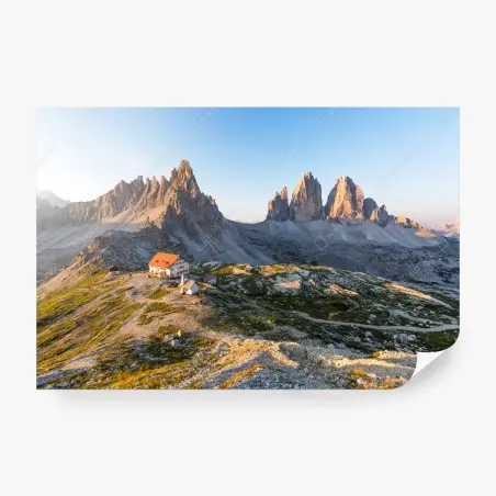 Fototapete sonnenbeschienene berghütte und alpine gipfel – Pixers®