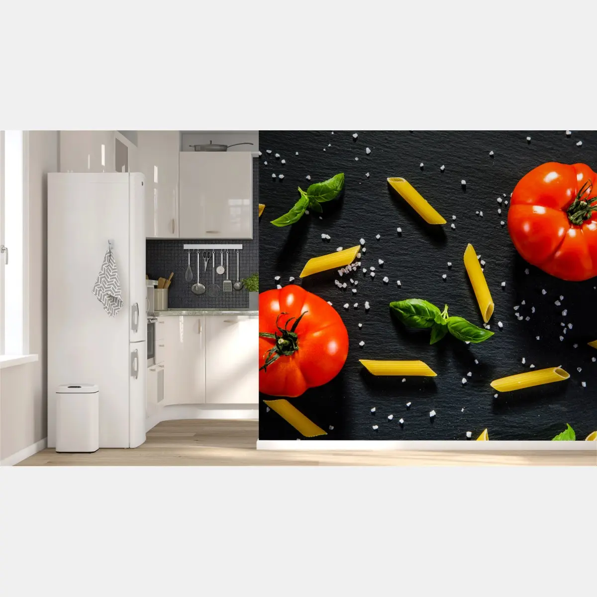 Fototapete tomaten und penne auf schwarzem schiefer – Pixers®
