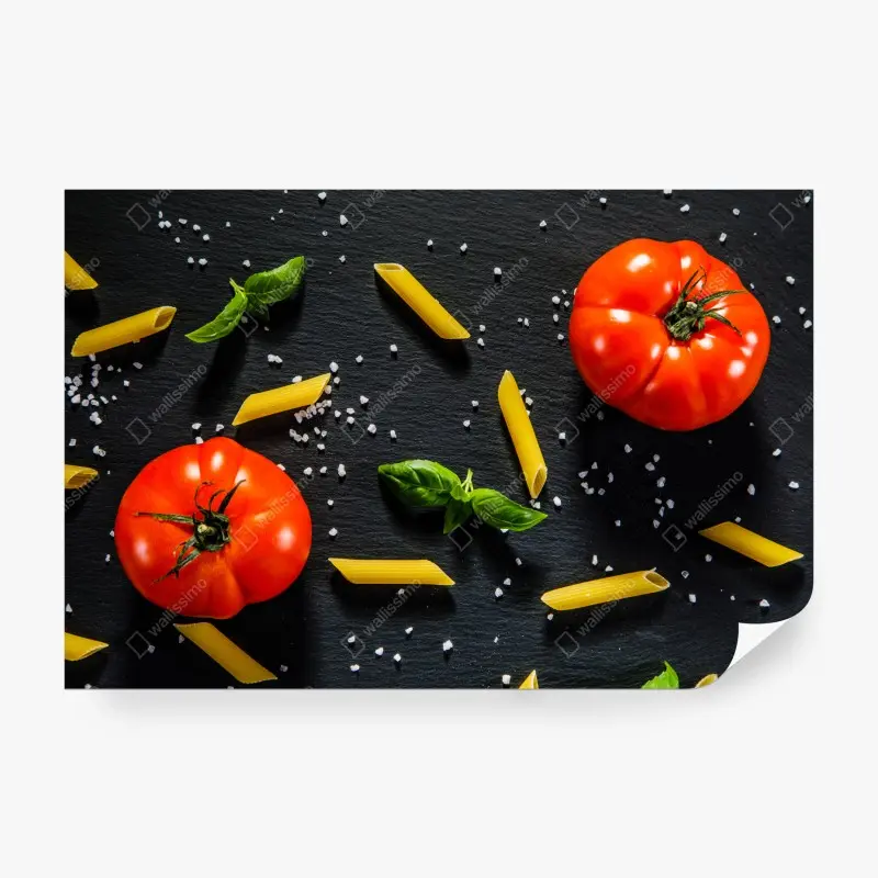 Fototapete tomaten und penne auf schwarzem schiefer