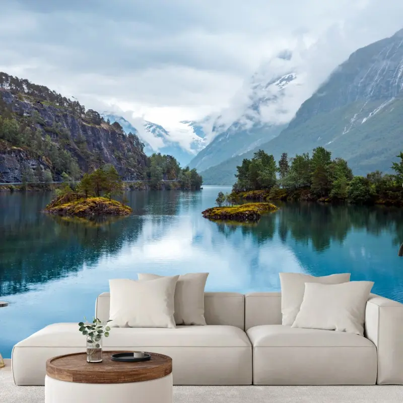 Fototapete Lovatnet see mit spiegelung in nebeligen bergen Norwegens