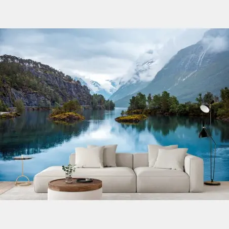 Fototapete Lovatnet see mit spiegelung in nebeligen bergen Norwegens – Pixers®