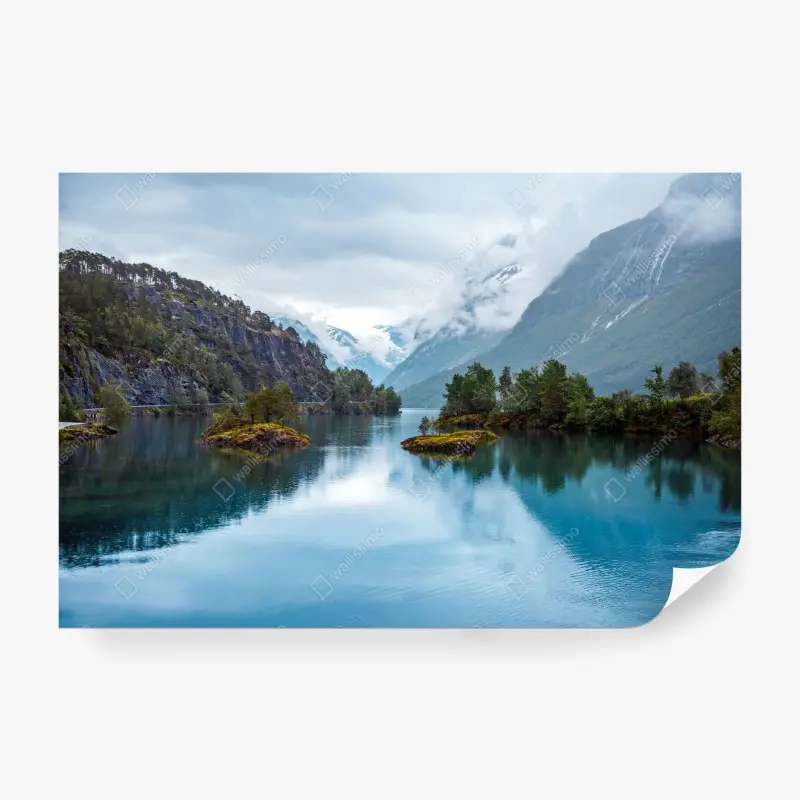 Fototapete Lovatnet see mit spiegelung in nebeligen bergen Norwegens