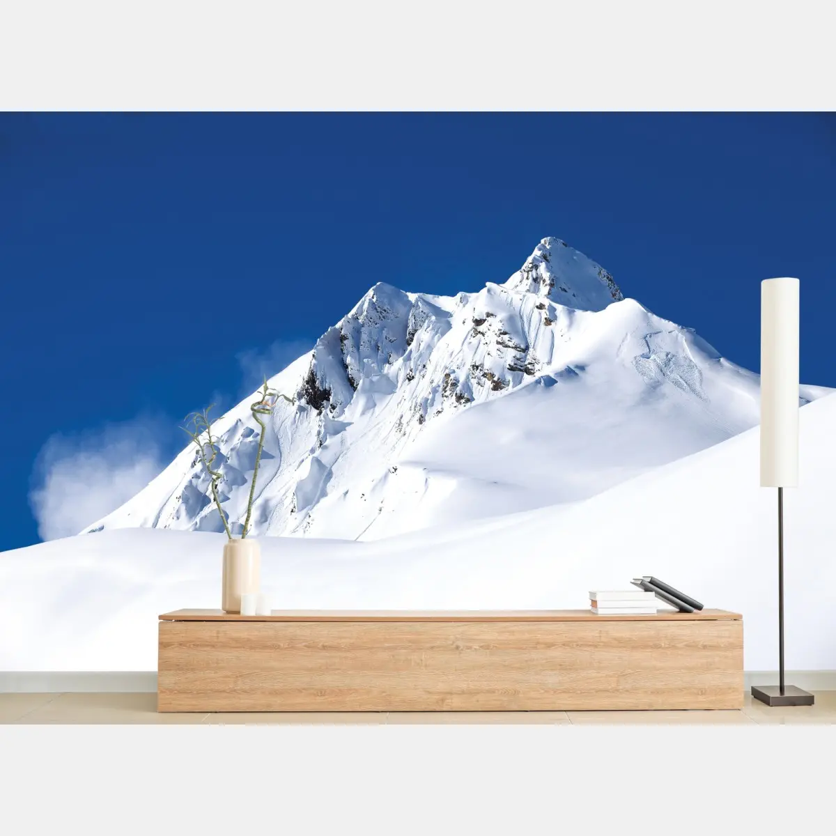 Fototapete verschneite alpenspitze unter tiefblauem himmel – Pixers®