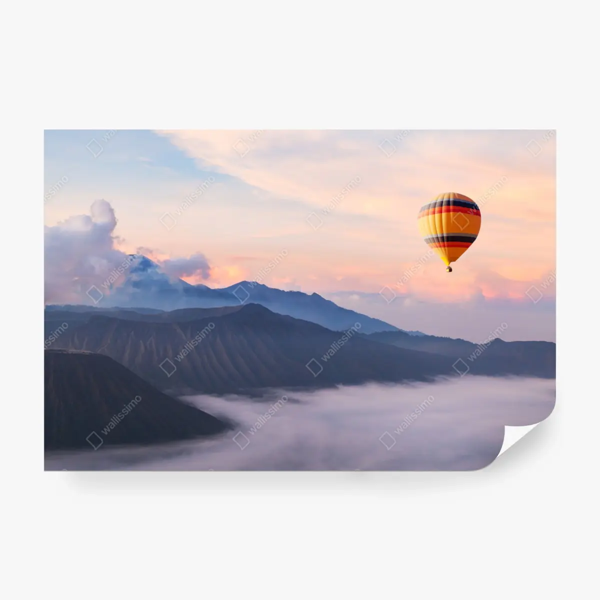 Fototapete heißluftballon über nebelige berge – Pixers®
