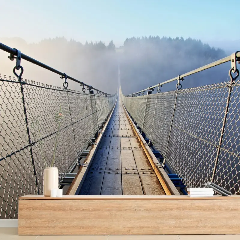 Fototapete neblige hängebrücke, die in den wald führt