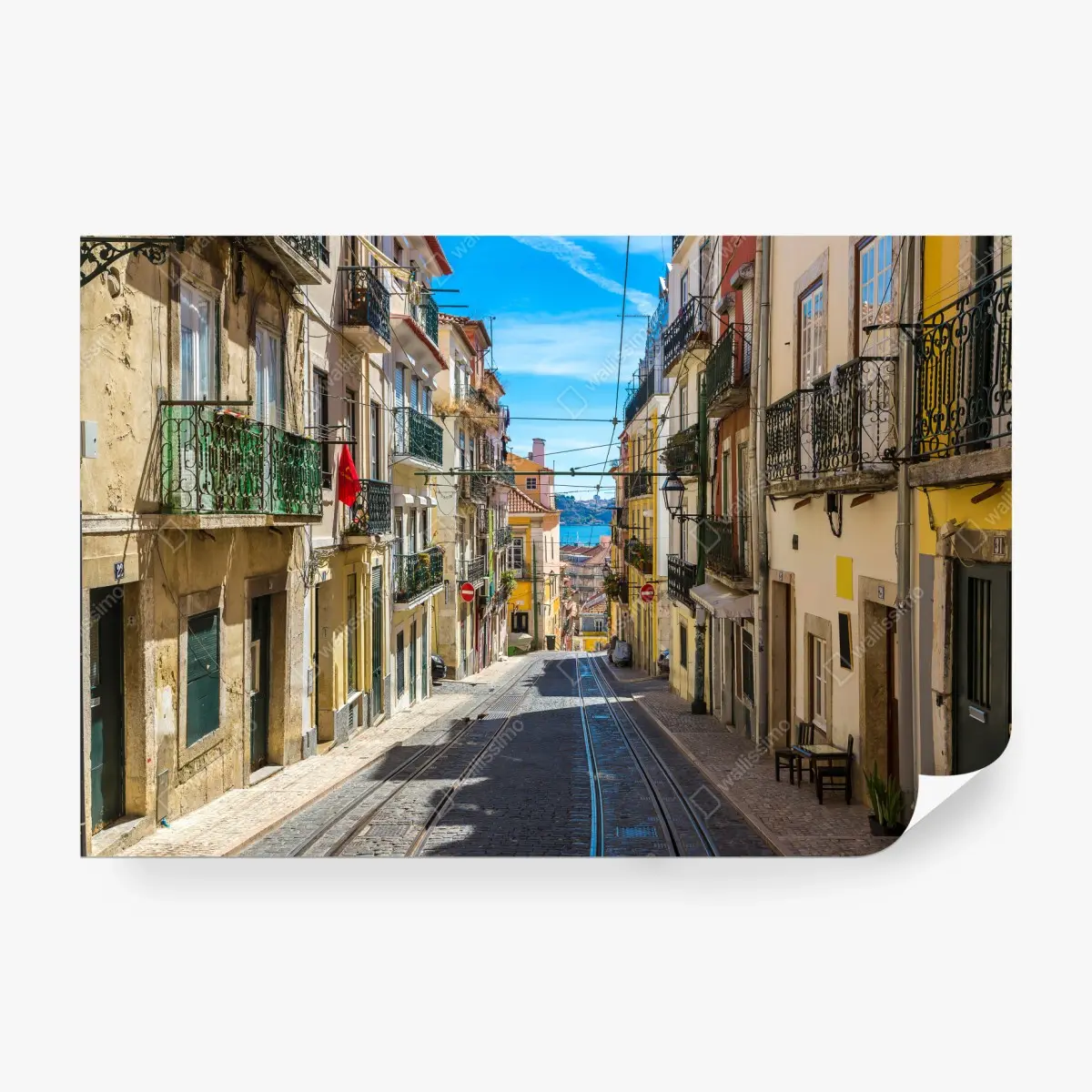 Fototapete alte straße in Lissabon an einem sommerlichen tag – Pixers®