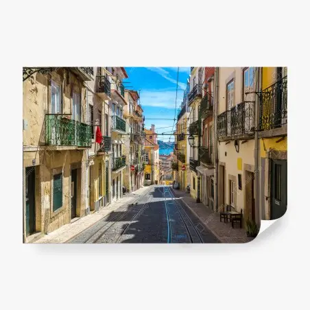 Fototapete alte straße in Lissabon an einem sommerlichen tag – Pixers®