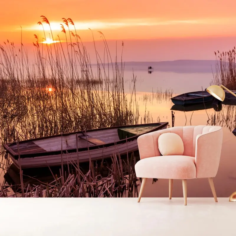 Fototapete sonnenuntergang am see mit vertäuten booten