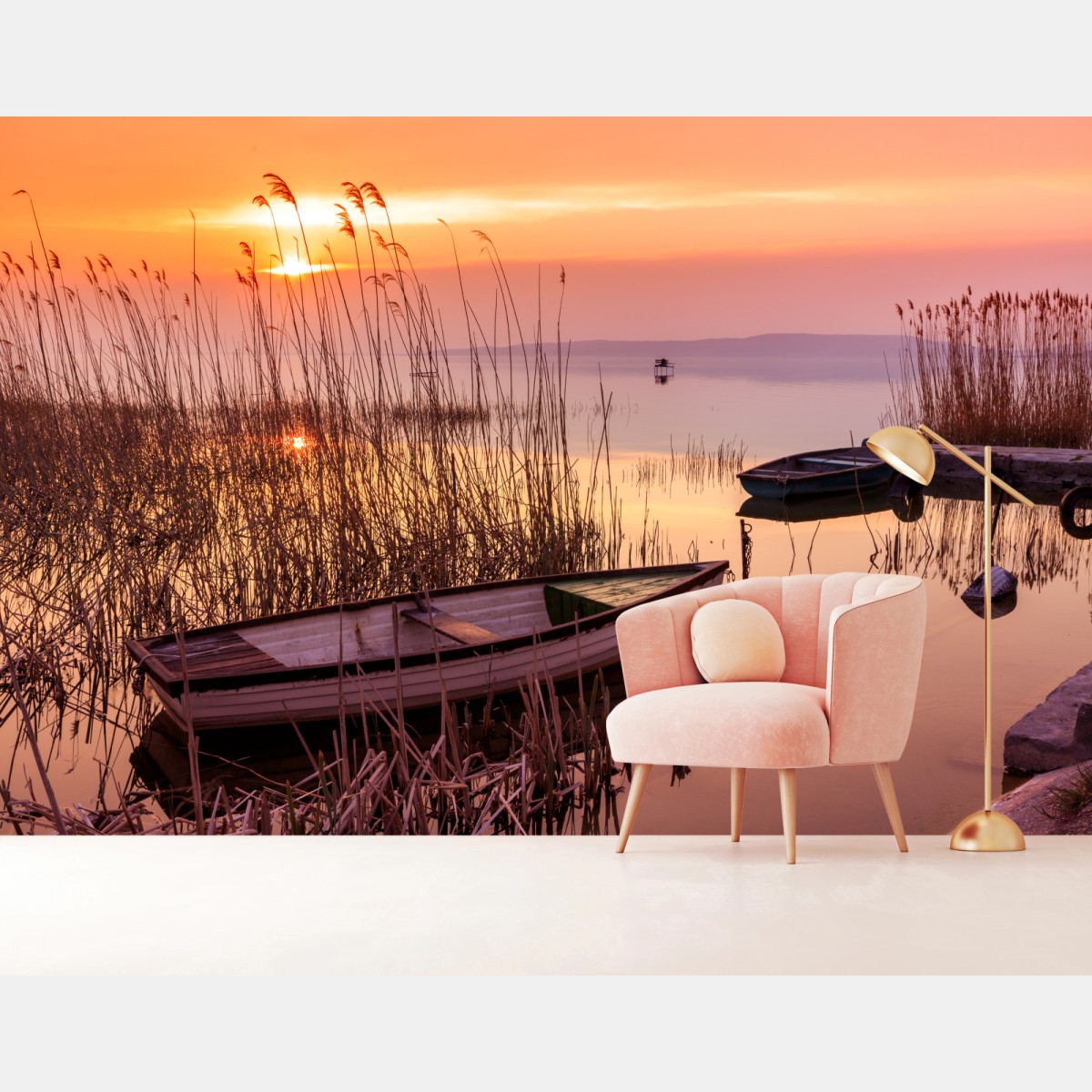Fototapete sonnenuntergang am see mit vertäuten booten – Pixers®