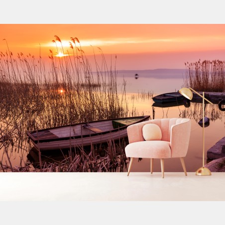 Fototapete sonnenuntergang am see mit vertäuten booten – Pixers®