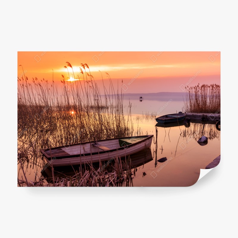 Fototapete sonnenuntergang am see mit vertäuten booten