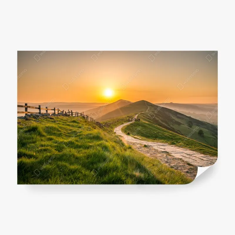 Fototapete sonnenaufgang über grünen hügeln