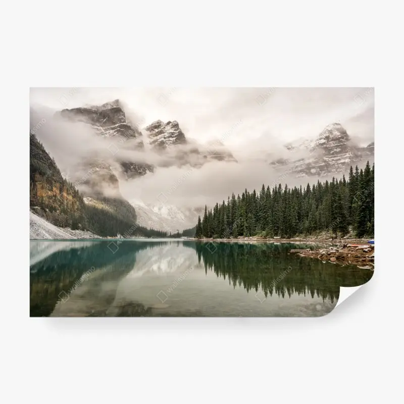 Fototapete nebliger bergsee mit spiegelung
