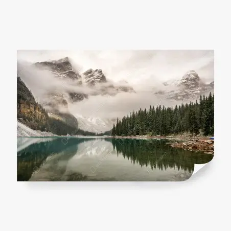 Fototapete nebliger bergsee mit spiegelung – Pixers®