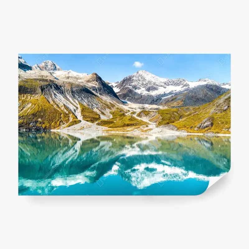 Fototapete ruhiger alpensee mit schneebedeckten gipfeln