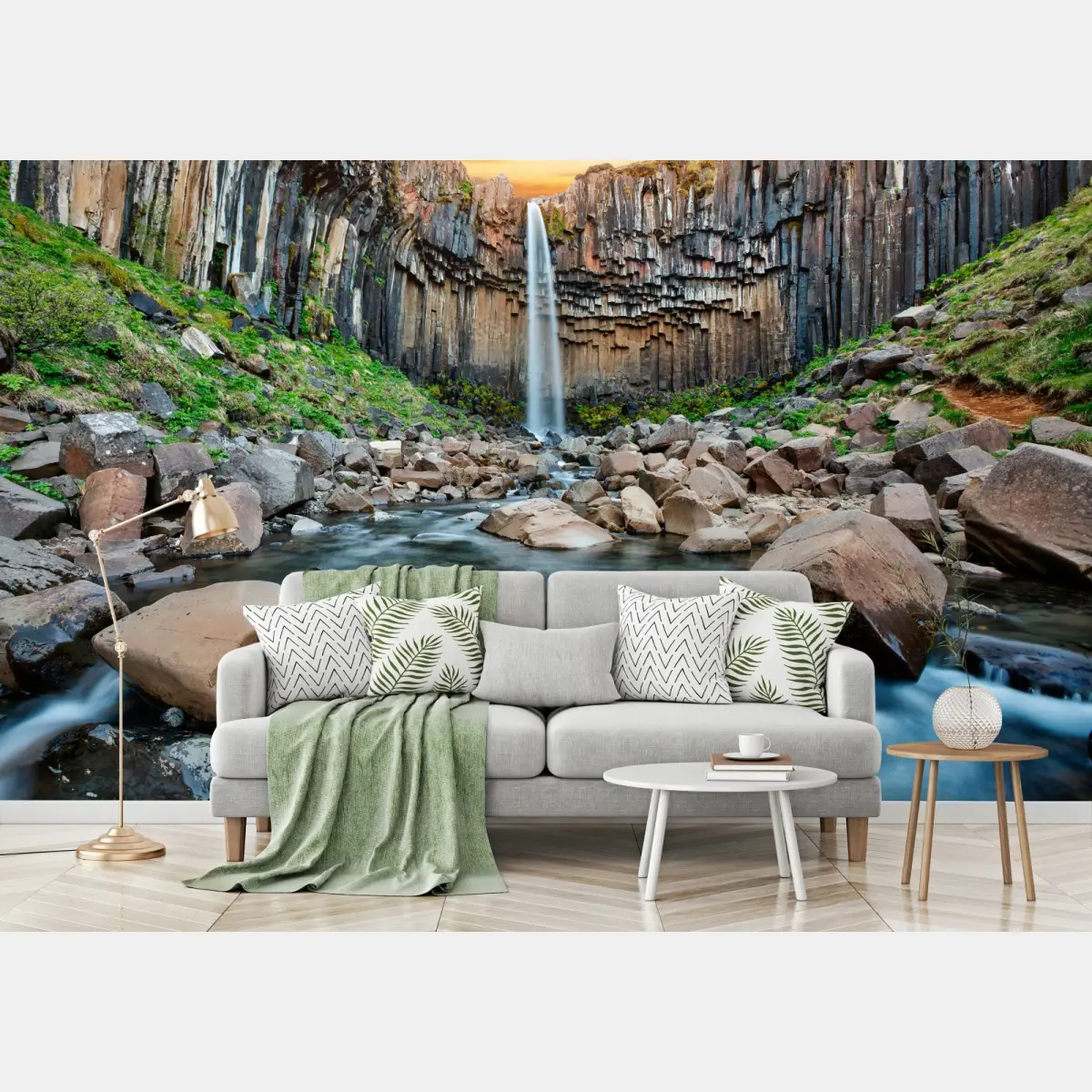 Fototapete dramatischer wasserfall zwischen basaltklippen – Pixers®