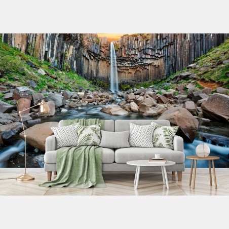 Fototapete dramatischer wasserfall zwischen basaltklippen – Pixers®