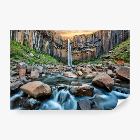 Fototapete dramatischer wasserfall zwischen basaltklippen – Pixers®
