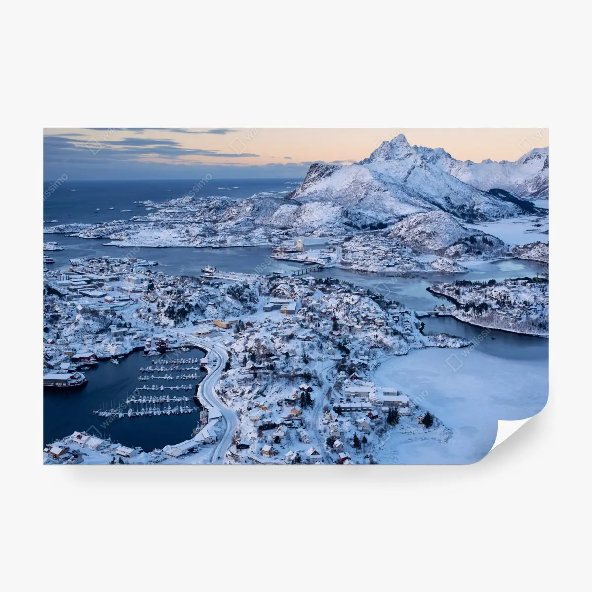 Fototapete winterliche luftaufnahme des hafens von Svolvaer, Norwegen – Pixers®