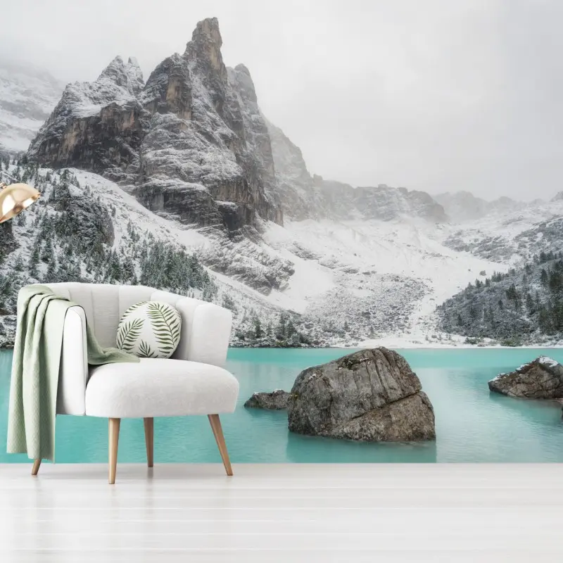 Fototapete türkissee in alpiner landschaft unter schneebedeckten gipfeln