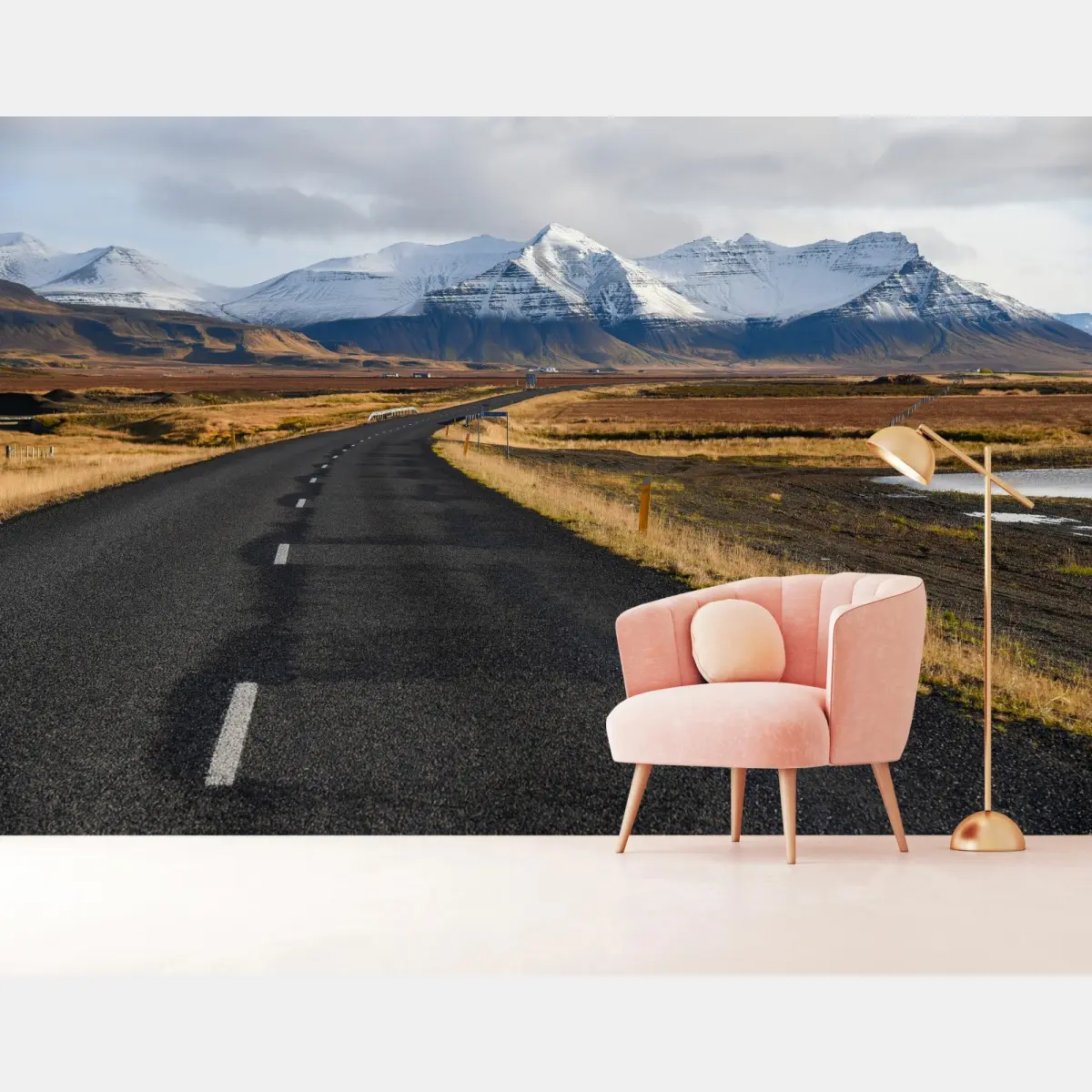 Fototapete leere straße zu schneebedeckten bergen, Island – Pixers®
