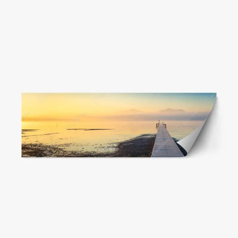 Repositionierbarer Aufkleber nebliger sonnenaufgang über holzsteg
