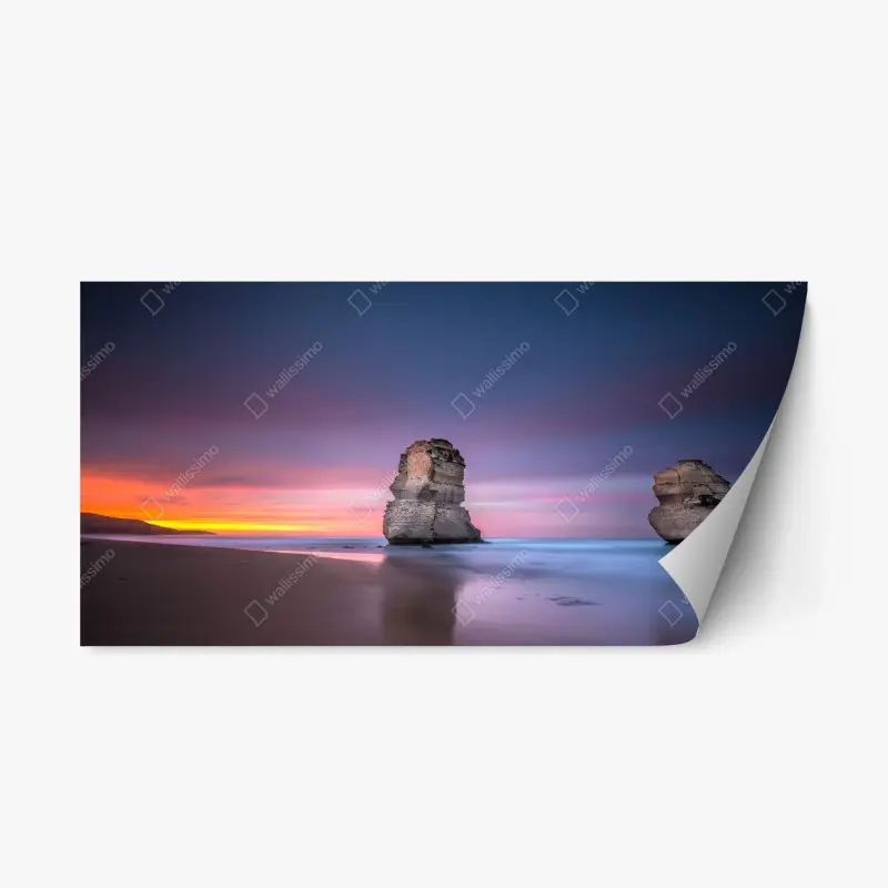 Repositionierbarer Aufkleber ruhige küstenlandschaft mit felsformationen bei sonnenuntergang