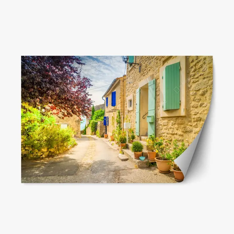 Repositionierbarer Aufkleber sonnenbeschienene dorfstraße mit steinhäusern und bunten fensterläden