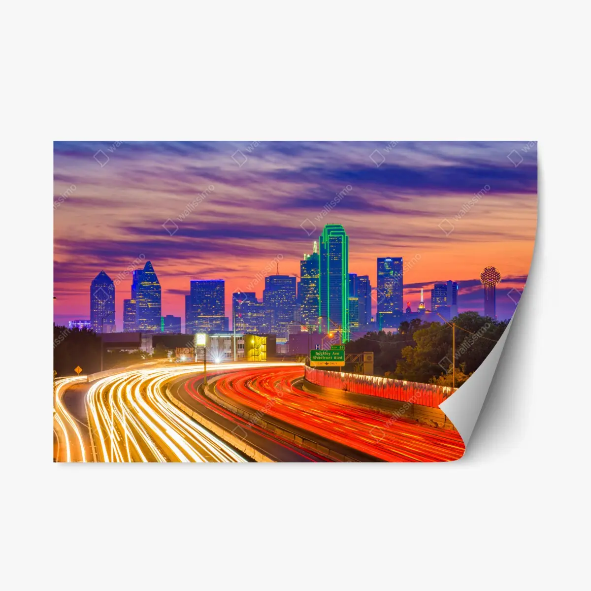 Repositionierbarer Aufkleber panorama von Dallas bei sonnenuntergang mit lichtspuren auf der autobahn – Pixers®