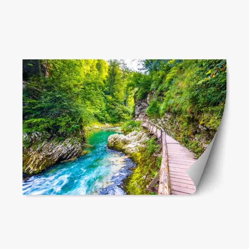 Repositionierbarer Aufkleber türkisfarbener fluss und holzsteg im wald